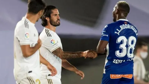 José Luis Rodríguez se saluda con los futbolistas del Real Madrid