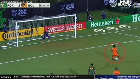 Alberth Elis marcó en la derrota del Dynamo y fue expulsado