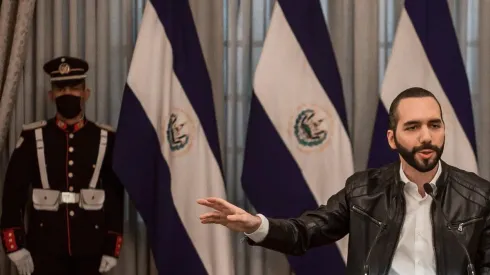 Bukele suspendió reapertura económica