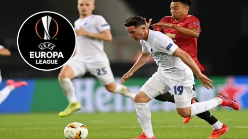 Bryan Oviedo peleando con Jesse Lingard por el balón