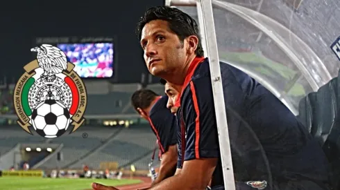 Ronald González en el banquillo dirigiendo a Costa Rica