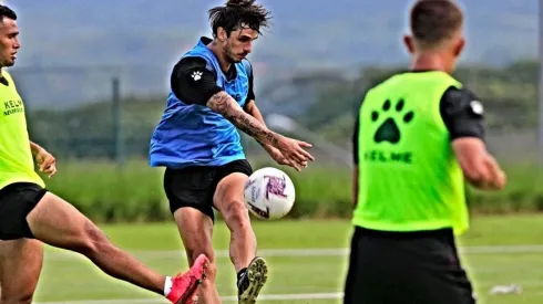 Bryan Ruiz entrenando con Alajuelense
