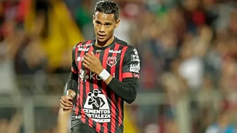 Ariel Lassiter con la camiseta de la Liga Deportiva Alajuelense