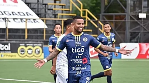 Frank Zamora con la camiseta de Guadalupe F.C