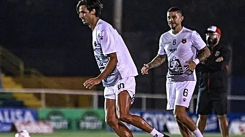 Bryan Ruiz con la camiseta de Alajuelense