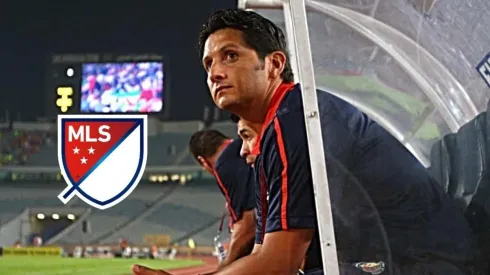 Ronald González en el banquillo de la selección de Costa Rica