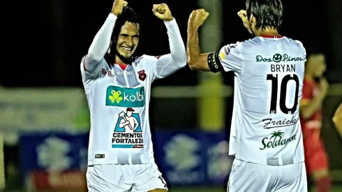 Bryan Ruiz junto a Alex López con Alajuelense