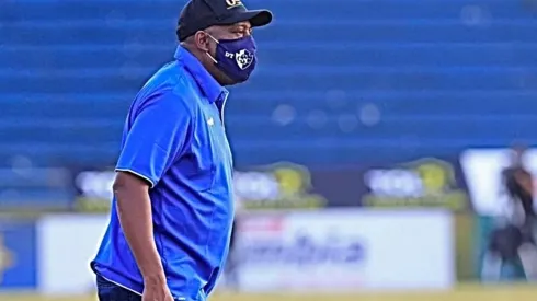 Hernán Medford dirigiendo un partido del Cartaginés