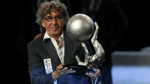 Mágico González alabado en la India