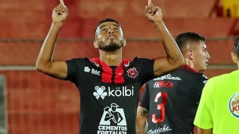 Alajuelense ganó con dos goles de Johan Venegas