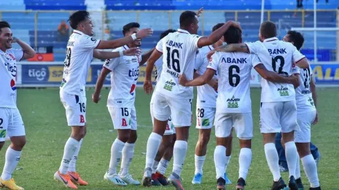 Alianza avanza para cerrar el regreso de Óscar Cerén