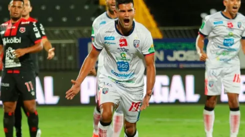 Un tico entre los defensores más goleadores del siglo