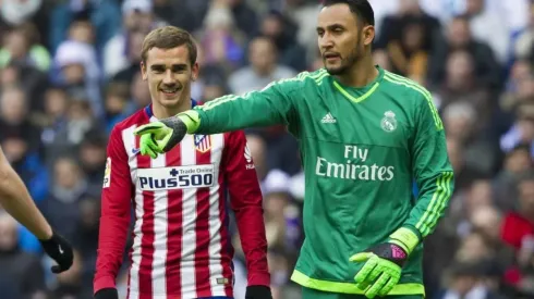 Antoine Griezmann se rinde ante Keylor Navas por su rendimiento contra el Barcelona por la Champions League