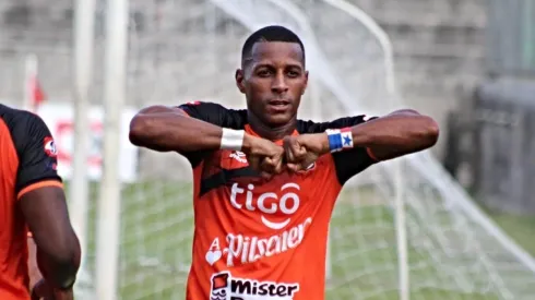 Récord: panameño es el máximo goleador en El Salvador