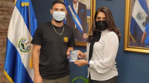 Alex Roldán recibe su pasaporte salvadoreño