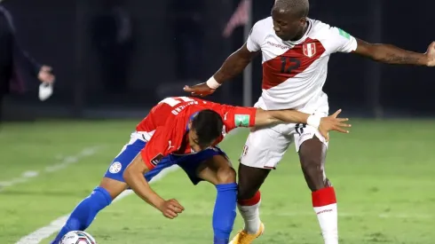 Ángel Romero defiende la posesión del balón frente a Luis Advíncula.