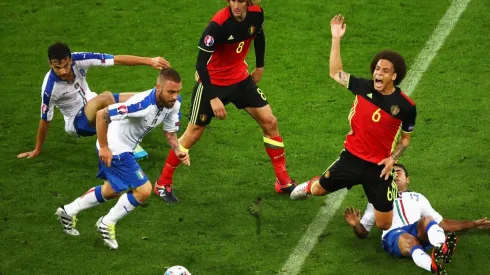 Witsel es barrido por Eder. Hay caos alrededor de la pelota.