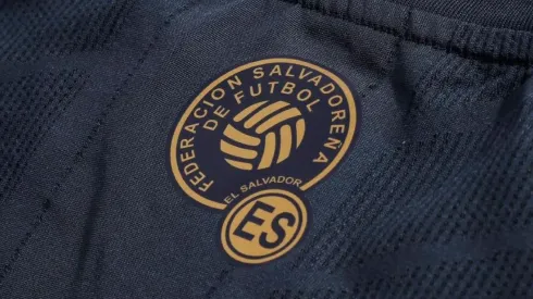 Selección de El Salvador presenta camiseta totalmente negra