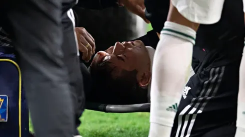 Figura de México es llevado al hospital