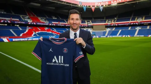 Oficial: Messi llegó a París y jugará con Keylor Navas