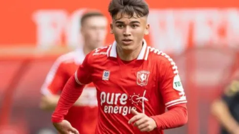 Manfred Ugalde sigue sumando minutos con Twente