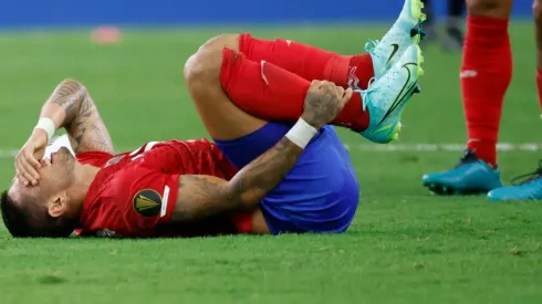 Ronald Matarrita adolorido tras recibir falta. (Getty)