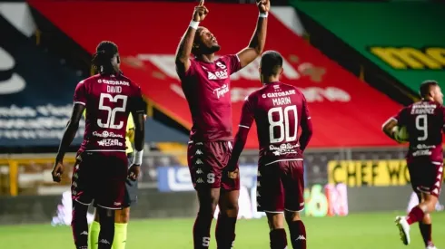 Kendal Waston celebrando una anotación (Deportivo Saprissa Oficial)