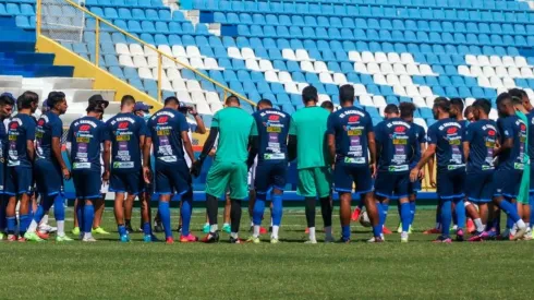 El Salvador suma una nueva baja para enfrentar a México