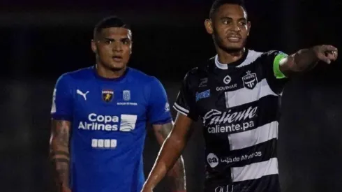 Ronaldo Dinolis anota en la final de la Superliga de Colombia.