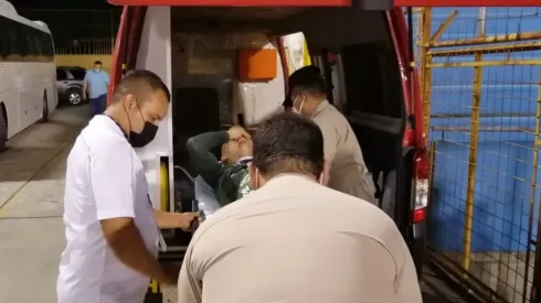 Emilio Izaguirre es llevado al hospital
