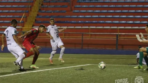 Jorman Aguilar anota un doblete ante Sporting San José.