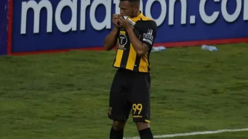 Rolando Blackburn anota en el Clásico Paceño.