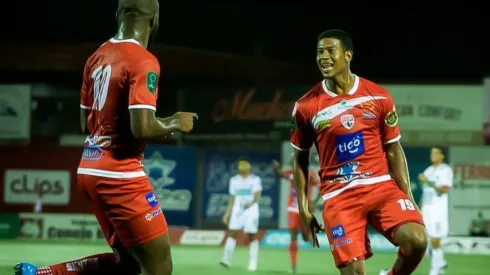 Santos de Guápiles celebrando anotación (Santos Oficial)