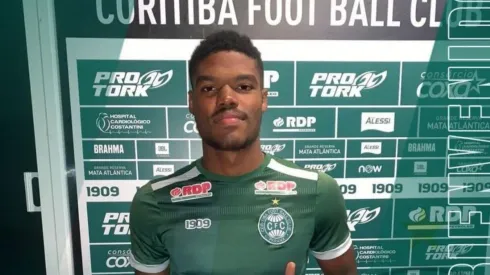 Kevin Berkeley es presentado por el Coritiba FC.
