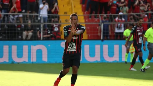 Gabriel Torres marca el gol del triunfo de Alajuelense.