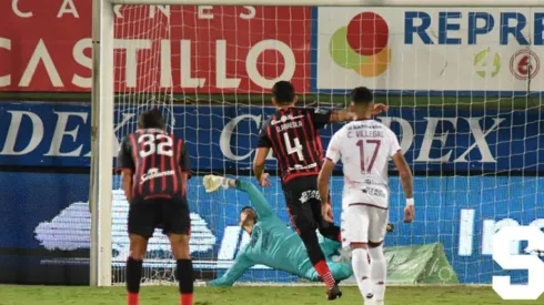 Aarón Cruz detiene el penal lanzado por Daniel Arreola (Saprissa Oficial)