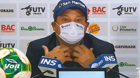 Jeaustin Campos en conferencia de prensa