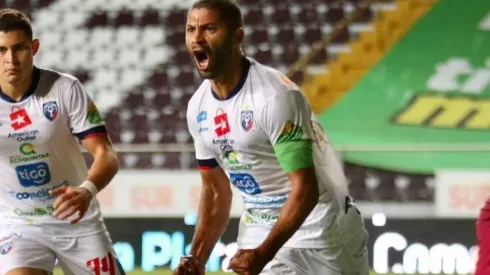 El goleador Álvaro Saborío se queda en su equipo por 6 meses más (ADSC Oficial)