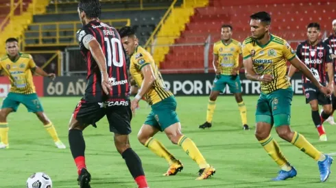 Alajuelense ganaba 2 por 0 el partido de vuelta ante el Guastatoya. En 7 minutos los pechiamarillos empataron los cartones y enterraron las ilusiones liguistas en Liga Concacaf (LDA Oficial)