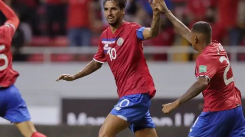Bryan Ruiz le da vida a Costa Rica.