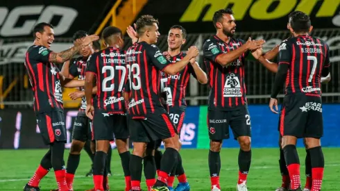Daniel Arreola celebra un gol con sus compañeros de la Liga.