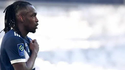 Alberth Elis por encima de uno de los tridentes más poderosos del PSG