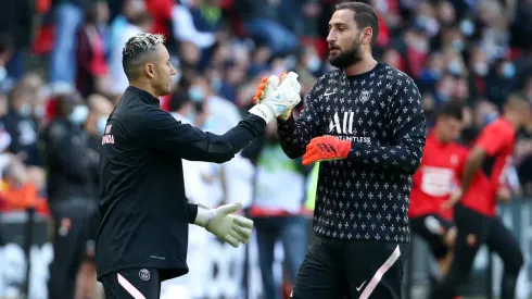 Navas y Donnarumma calientan previo al juego del PSG ante Lille OSC.