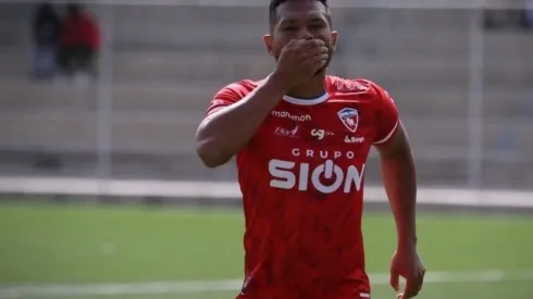 Rolando Blackburn se estrena como goleador en su nuevo club.