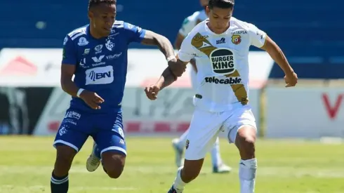 Jeikel Venegas y Orlando Galos disputan el balón (CSH Oficial)