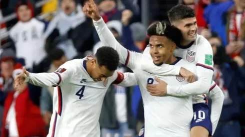 Weston McKennie lesionado por periodo de al menos dos meses. Aquí celebra anotación con Christian Pulisic en su espalda (Weston McKennie Facebook)