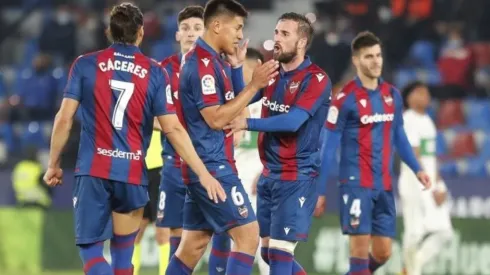 Oscar Duarte celebra con sus compañeros en el triunfo ante el Elche (Levante UD Oficial)