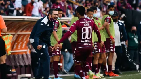 Ilaki Alonso celebra con el jugador Jimmy Marín tras conseguir el empate momentáneo contra Guadalupe (Saprissa Oficial)