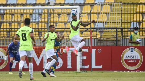 Azmahar Ariano sale lesionado en Copa Libertadores.