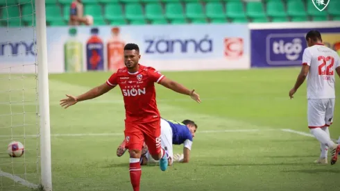 Rolando Blackburn suma su segundo tanto con los Guerreros Cruceños.